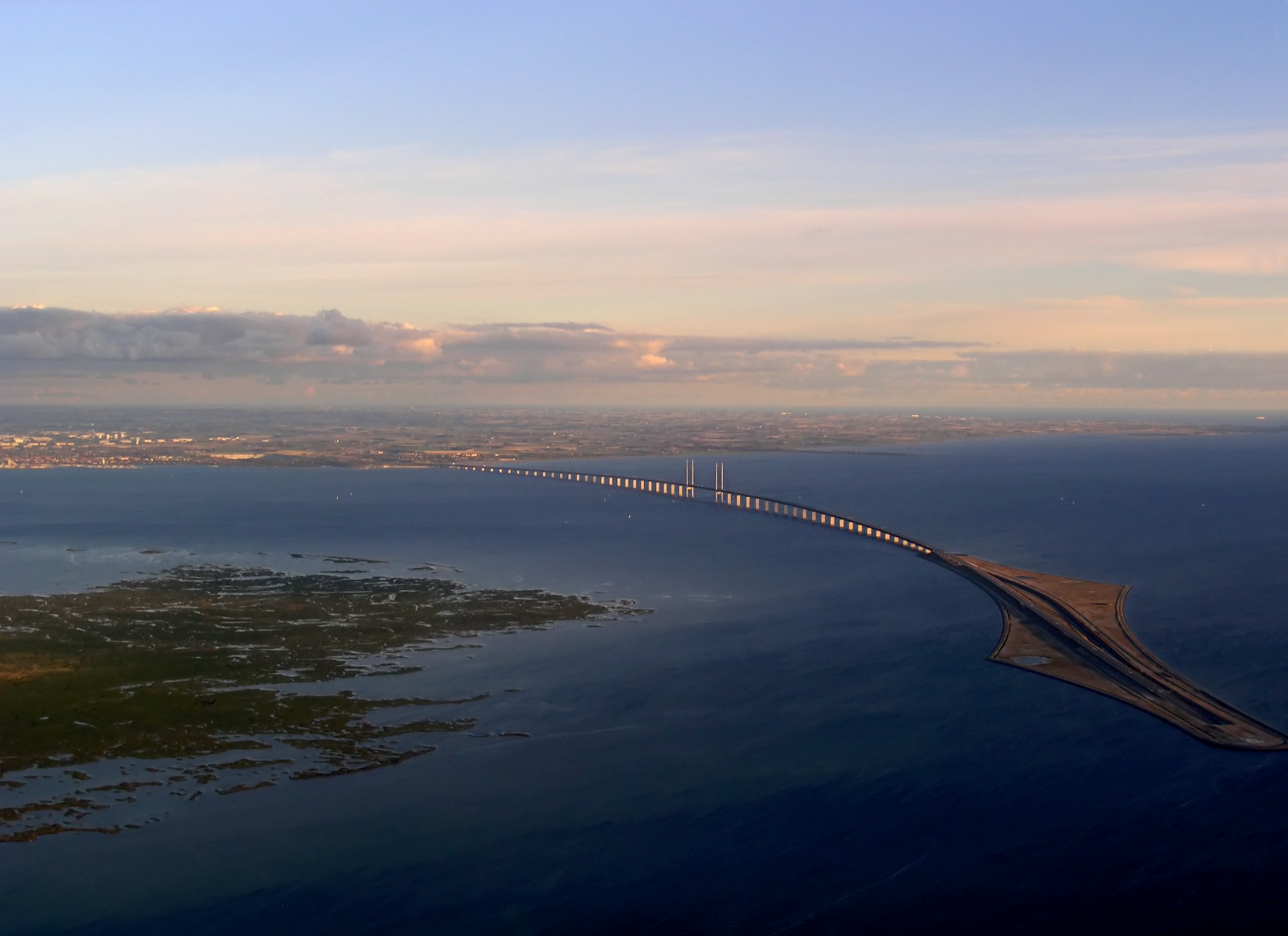 Вид со стороны Копенгагена. Слева — остров Сальтхольм, справа — искусственный остров Пеберхольм. На горизонте виден Мальмё.